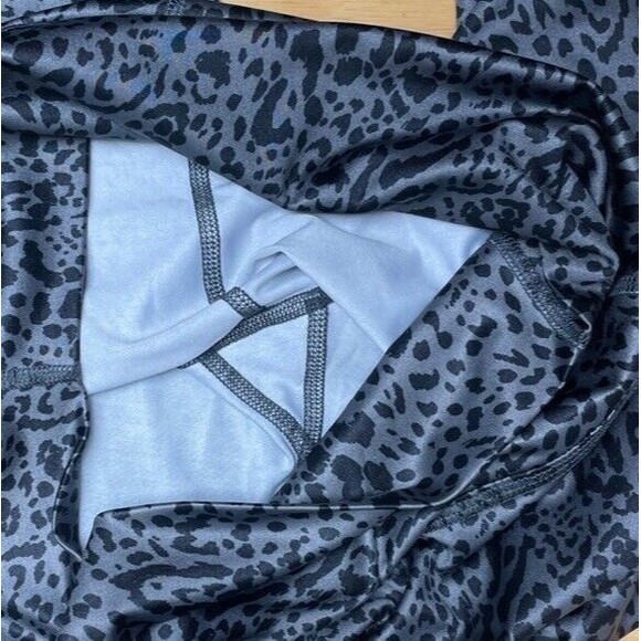 Beyond Yoga Caught in the Midi High Rise Legging Gray Animal Print Large Shiny - Picture 4 of 9